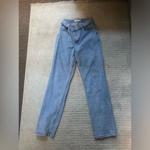 Abercrombie & Fitch
The '90s Straight Ultra High Rise